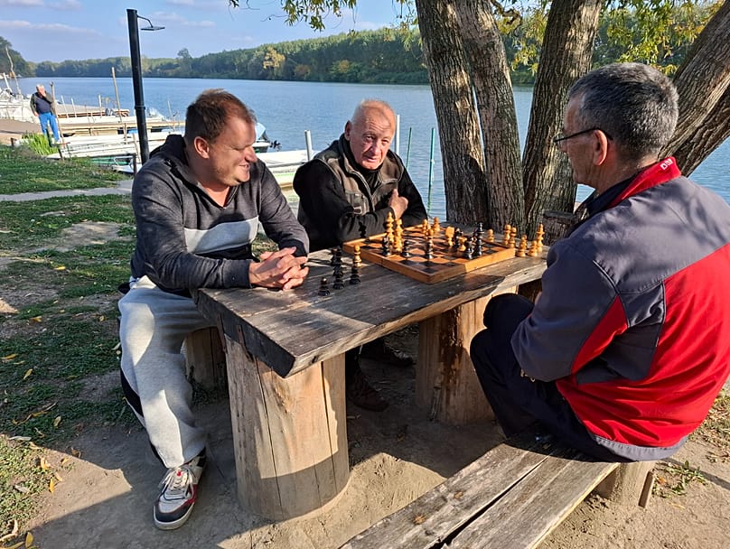 Sakkozók a folyó partján Óbecsén, Szerbiában