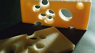 تُظهر صورة توضيحية من عام 1998 شريحتين من جبن إمنتالر. يمكن تسجيل اسم "إمنتالر" في سويسرا كـ حماية للمنشأ (GUB/AOC).