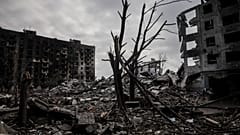 De la fumée s'élève des ruines de Kostiantynivka, une ville de la ligne de front où quelque 5 000 personnes vivent toujours sans eau, électricité et gaz, région de Donetsk, Ukraine, 13 octobre.