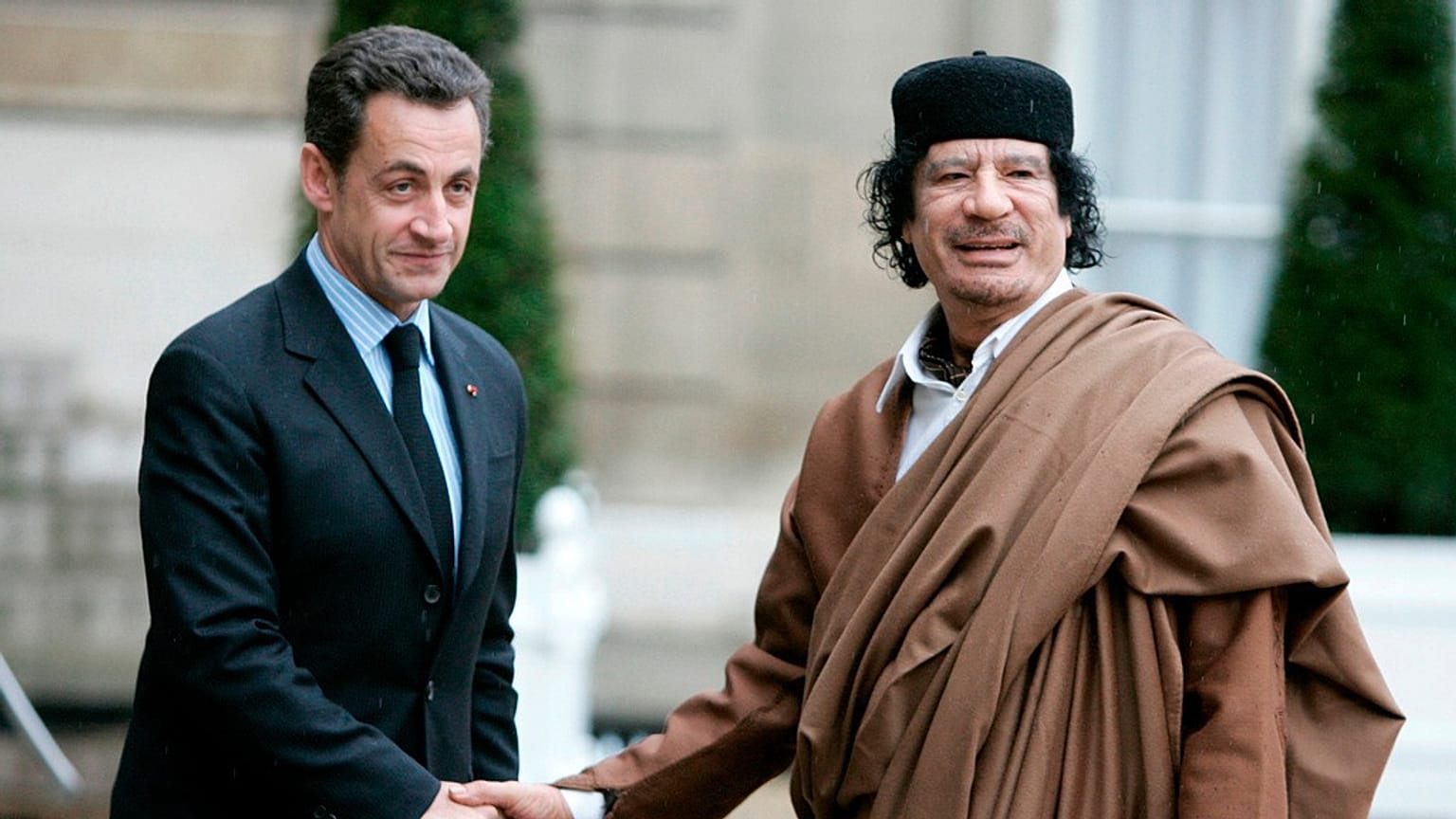 صورة أرشيفية للرئيس الفرنسي السابق نيكولا ساركوزي والزعيم الليبي الراحل العقيد معمر القذافي.