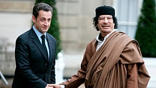 صورة أرشيفية للرئيس الفرنسي السابق نيكولا ساركوزي والزعيم الليبي الراحل العقيد معمر القذافي.