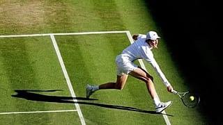 Jannik Sinner ataca durante un partido, en una imagen de archivo