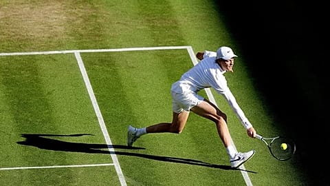 Jannik Sinner ataca durante un partido, en una imagen de archivo