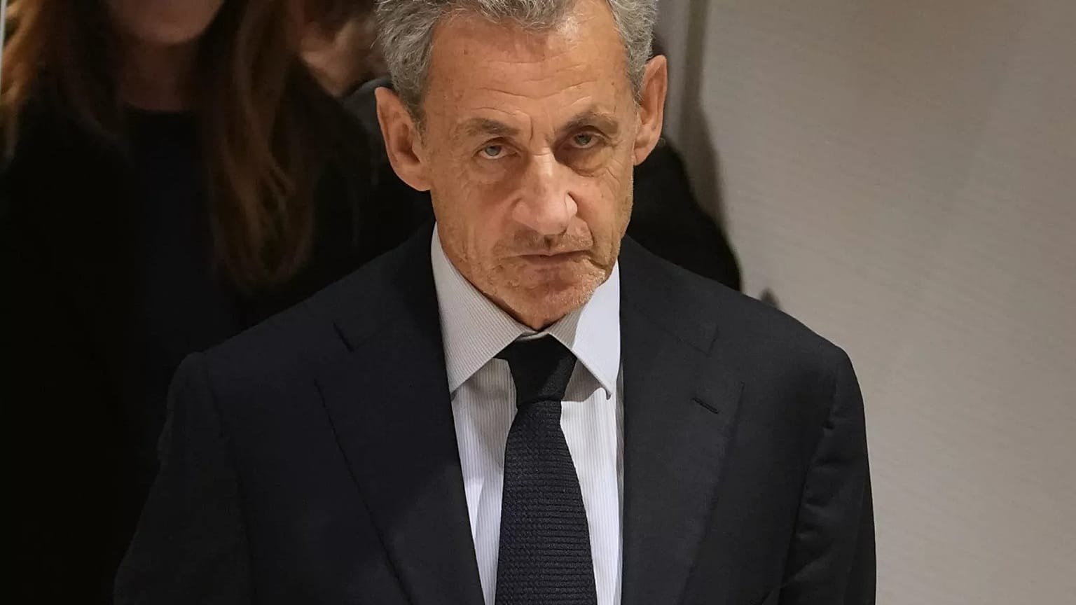 Nicolas Sarkozy quitte le tribunal de Paris après avoir été condamné à cinq ans de prison, le jeudi 25 septembre 2025 à Paris.