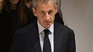 Nicolas Sarkozy quitte le tribunal de Paris après avoir été condamné à cinq ans de prison, le jeudi 25 septembre 2025 à Paris.