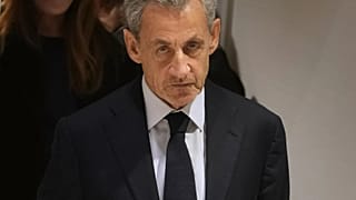 Nicolas Sarkozy quitte le tribunal de Paris après avoir été condamné à cinq ans de prison, le jeudi 25 septembre 2025 à Paris.