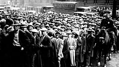 ARCHIVO - Miles de desempleados se reúnen frente al Ayuntamiento de Cleveland durante la Gran Depresión.