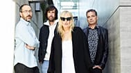 De izquierda a derecha, Xabi San Martín, Haritz Garde y Álvaro Fuentes, con Amaia Montero en el centro de la imagen promocional de la nueva gira de LODVG