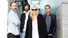 De izquierda a derecha, Xabi San Martín, Haritz Garde y Álvaro Fuentes, con Amaia Montero en el centro de la imagen promocional de la nueva gira de LODVG