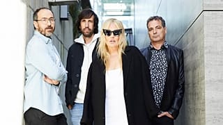 De izquierda a derecha, Xabi San Martín, Haritz Garde y Álvaro Fuentes, con Amaia Montero en el centro de la imagen promocional de la nueva gira de LODVG