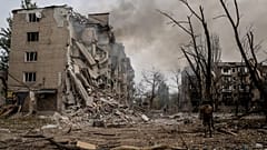 Украинский солдат идет среди руин в Константиновке, 13 октября 2025 года