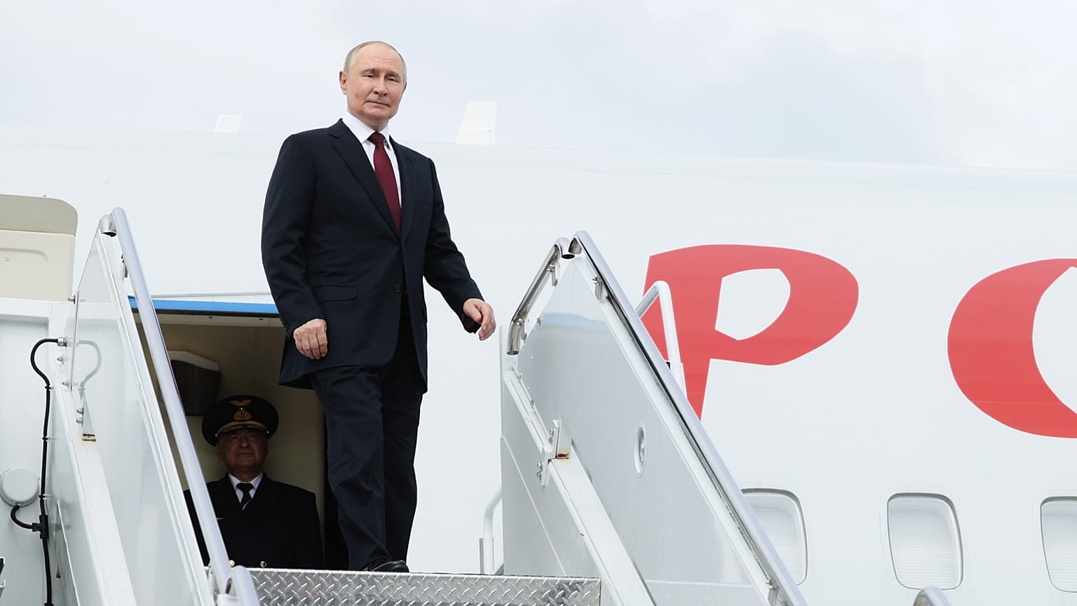 Vlagyimir Putyin kiszáll az elnöki repülőgépéből augusztus 15-én Alaszkában