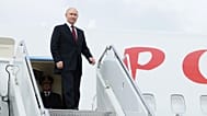 Vlagyimir Putyin kiszáll az elnöki repülőgépéből augusztus 15-én Alaszkában