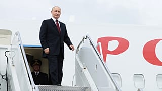 Vlagyimir Putyin kiszáll az elnöki repülőgépéből augusztus 15-én Alaszkában