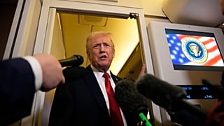 Trump az Air Force One fedélzetén nyilatkozik, 2025 október 19.