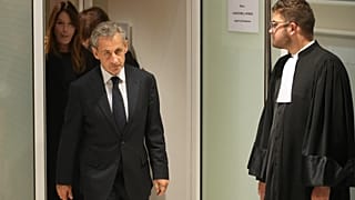 O antigo Presidente francês Nicolas Sarkozy, acompanhado pela sua mulher Carla, sai depois de um tribunal de Paris o ter condenado a 5 anos de prisão, após o ter considerado culpado de conspiração criminosa num caso de