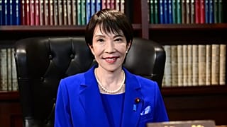 Sanae Takaichi, neoeletta leader del partito al potere in Giappone, il Partito Liberal Democratico (LDP), posa nell'ufficio del leader del partito dopo le elezioni della leadership dell'LDP a T