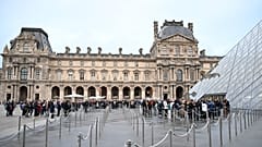 Des personnes font la queue devant le musée du Louvre à Paris le lundi 20 octobre 2025, bien qu'il reste fermé pour la journée après le vol de bijoux de dimanche.