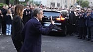L'ancien président français Nicolas Sarkozy s'adresse à ses partisans alors que lui et son épouse Carla Bruni-Sarkozy quittent leur domicile mardi.