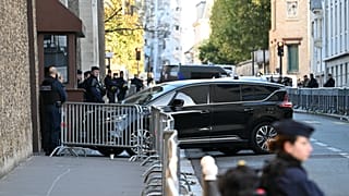 La voiture conduisant Nicolas Sarkozy entre dans l'enceinte de la prison de la Santé à Paris, 21 octobre 2025.
