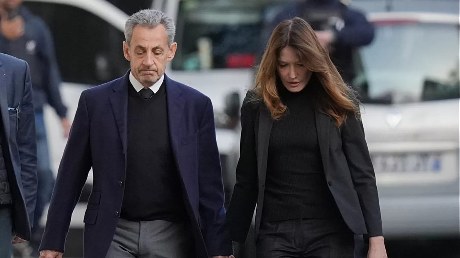 Sarkozy logo depois de sair de casa para se dirigir para a prisão