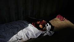 جثمان طفل فلسطيني إلى جانب والدته، بعد مقتلهما في غارة إسرائيلية يوم الأحد، مخيم النصيرات وسط قطاع غزة، الاثنين 20 تشرين الأول/أكتوبر 2025. 