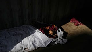 جثمان طفل فلسطيني إلى جانب والدته، بعد مقتلهما في غارة إسرائيلية يوم الأحد، مخيم النصيرات وسط قطاع غزة، الاثنين 20 تشرين الأول/أكتوبر 2025. 