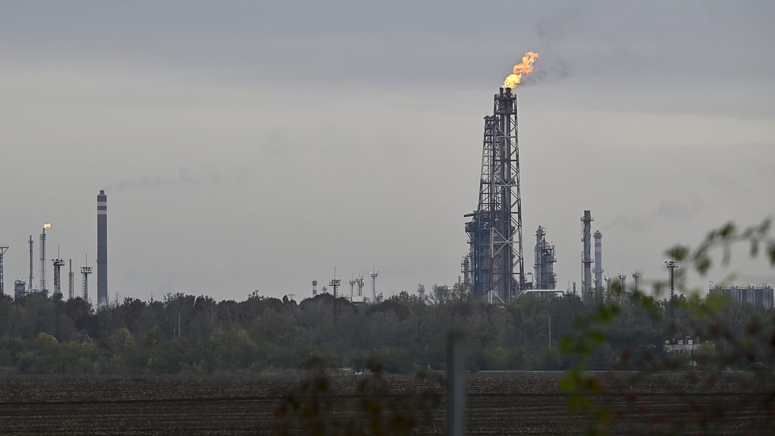 Olajfáklya a Mol százhalombattai Dunai Finomítójában