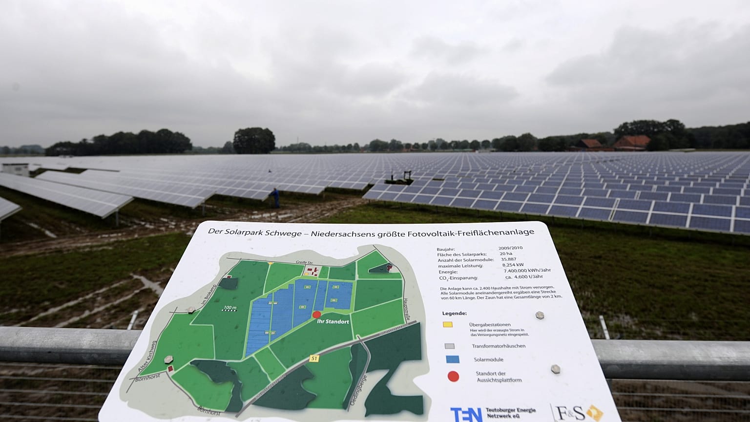 Wolken ziehen am Donnerstag (09.09.10) in Schwege bei Glandorf nahe Osnabrueck ueber den groessten Solarpark Niedersachsens. 