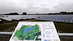 Wolken ziehen am Donnerstag (09.09.10) in Schwege bei Glandorf nahe Osnabrueck ueber den groessten Solarpark Niedersachsens. 