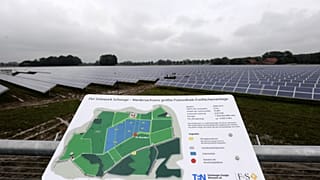 Wolken ziehen am Donnerstag (09.09.10) in Schwege bei Glandorf nahe Osnabrueck ueber den groessten Solarpark Niedersachsens. 