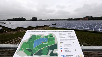 Wolken ziehen am Donnerstag (09.09.10) in Schwege bei Glandorf nahe Osnabrueck ueber den groessten Solarpark Niedersachsens. 