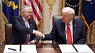 O Presidente Donald Trump, à direita, aperta a mão do Primeiro-Ministro australiano Anthony Albanese durante uma reunião na Sala do Gabinete da Casa Branca. 20 de outubro de 2025.