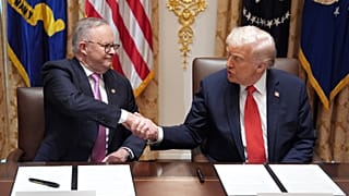 Başkan Donald Trump, sağda, Beyaz Saray'ın Kabine Odası'ndaki bir toplantı sırasında Avustralya Başbakanı Anthony Albanese'nin elini sıkıyor. 20 Ekim 2025.