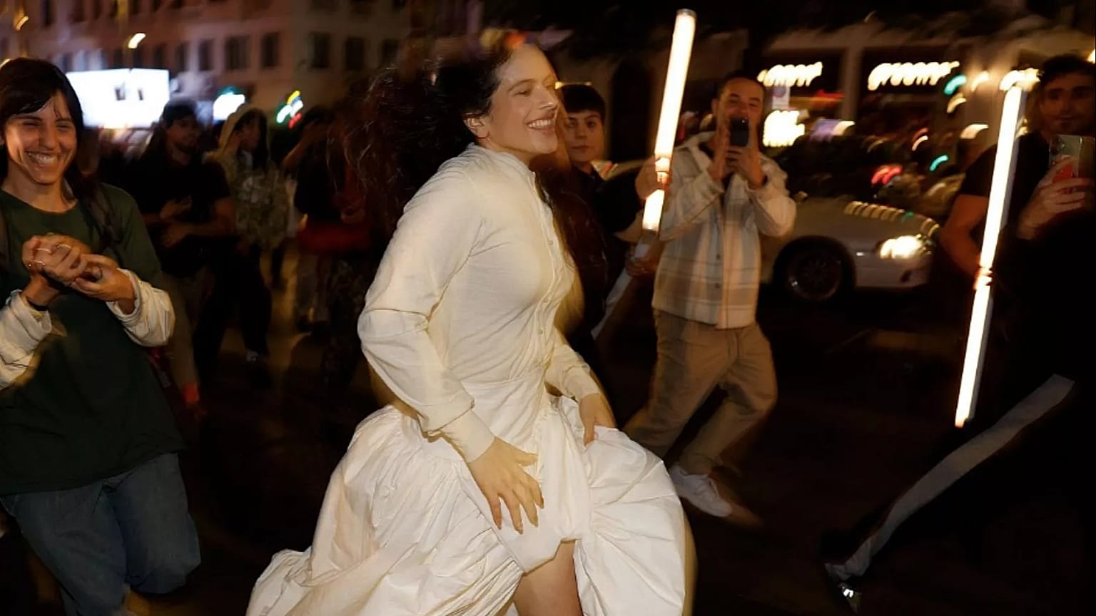 Rosalía corre por la Gran Vía mientras es perseguida por sus fans con motivo de la presentación de su álbum 'Lux', en Madrid, el 20 de octubre de 2025.