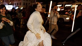 Rosalía corre por la Gran Vía mientras es perseguida por sus fans con motivo de la presentación de su álbum 'Lux', en Madrid, el 20 de octubre de 2025.