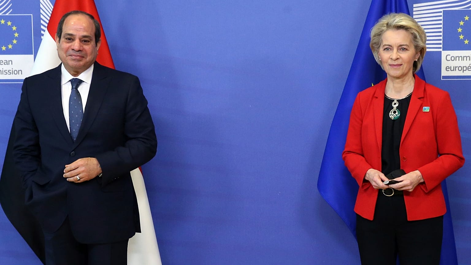 La présidente de la Commission européenne Ursula von der Leyen, à droite, et le président égyptien Abdel Fattah El-Sisi posent pour les médias.