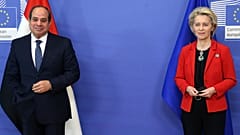 La présidente de la Commission européenne Ursula von der Leyen, à droite, et le président égyptien Abdel Fattah El-Sisi posent pour les médias.