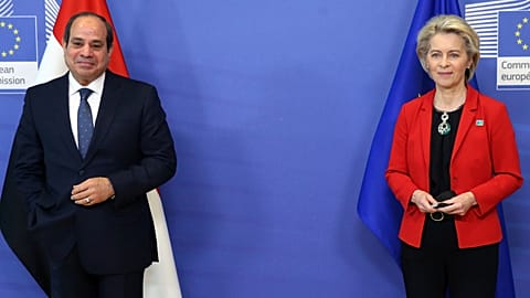 رئيسة المفوضية الأوروبية، أورسولا فون دير لاين، إلى اليمين، والرئيس المصري عبد الفتاح السيسي في صورة لوسائل الإعلام