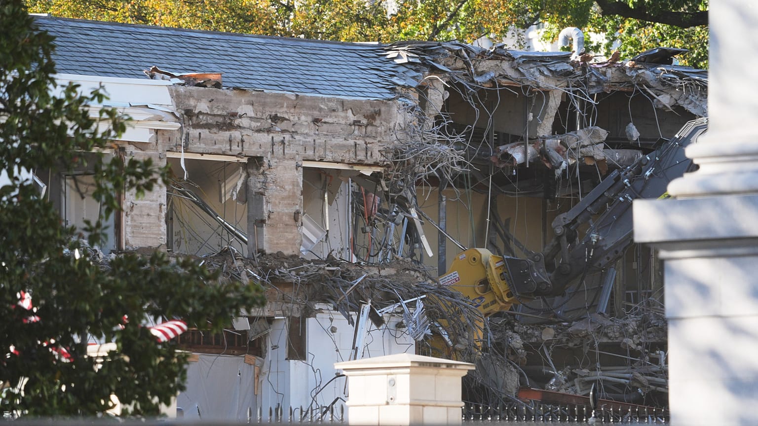 هدم جزء من الجناح الشرقي للبيت الأبيض، يوم الاثنين 20 أكتوبر 2025، في واشنطن، تمهيدًا لبناء قاعة رقص جديدة. (صورة أسوشيتد برس/ إيفان فوكي)
