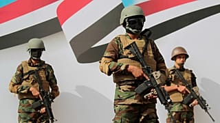 ARCHIVO: Soldados pro Houthi montan guardia durante un mitin para conmemorar el séptimo aniversario de la toma de la capital yemení por los Houthis, en Saná, Yemen, el martes 21 de septiembre de 2021. 
