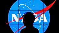 Güney Kore Devlet Başkanı Park Geun-hye, ajansın Goddard Uzay Uçuş Merkezi'nde devam etmekte olan proje ve programları gezerken bir NASA logosunun önünden geçiyor,
