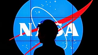 La Presidenta de Corea del Sur, Park Geun-hye, pasa junto a un logotipo de la NASA durante una visita a los proyectos y programas que se están llevando a cabo en el Centro Goddard de Vuelos Espaciales de la agencia,