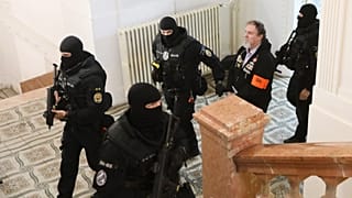 Юрай Цинтула конвоируется в Специализированный уголовный суд в Банска-Быстрице, 21 октября 2025 года