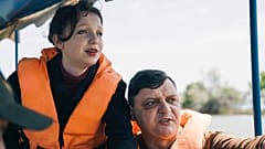 El primer grupo de veteranos y sus familias disfrutan de un paseo en barco para explorar el delta del Danubio.