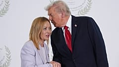 US-Präsident Donald Trump begrüßt die italienische Ministerpräsidentin Giorgia Meloni während eines Gaza-Gipfels am Montag, 13. Oktober 2025, in Sharm El Sheikh, Ägypten.