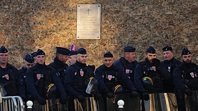 Polizisten der Bereitschaftspolizei warten vor dem Gefängnis La Sante in Paris, 21. Oktober 2025