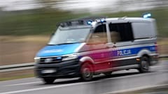 Un véhicule de la police polonaise passe un point de contrôle près de la frontière avec le Bélarus à Kuznica, le 16 novembre 2021