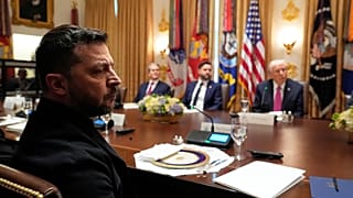 الرئيس الأوكراني فولوديمير زيلينسكي، على اليسار، قبل تناول الغداء مع الرئيس دونالد ترامب، على اليمين، ونائب الرئيس جي دي فانس ووزير الخزانة سكوت بيسنت في غرفة مجلس الوزراء