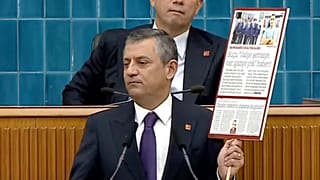 CHP lideri Özgür Özel, partisinin grup toplantısında konuşuyor (Ekran görüntüsü: CHP)